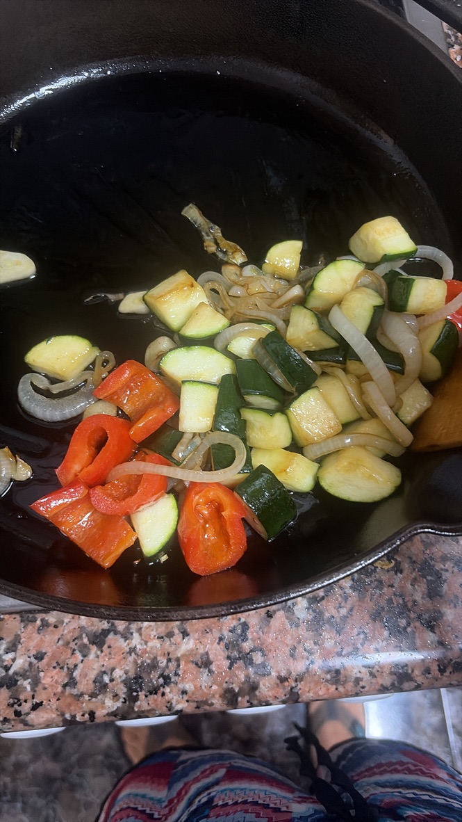 Calabacín con cebolla y pimiento en sartén de hierro fundido