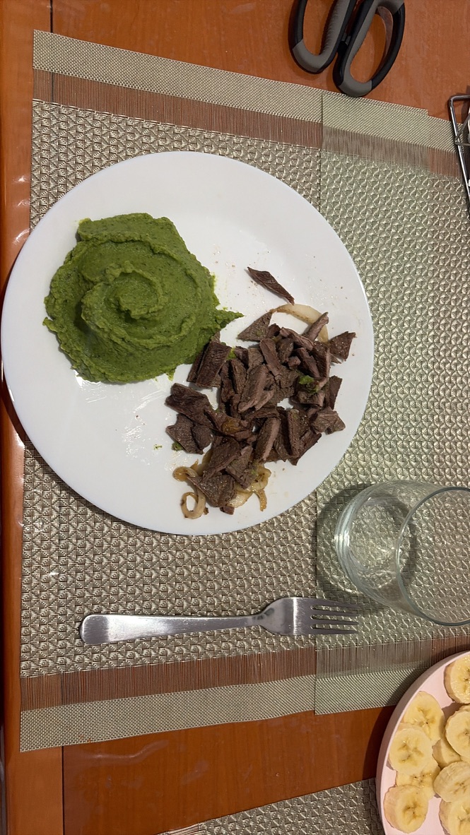 Crema espesa de brócoli con filetes de ternera en tiras